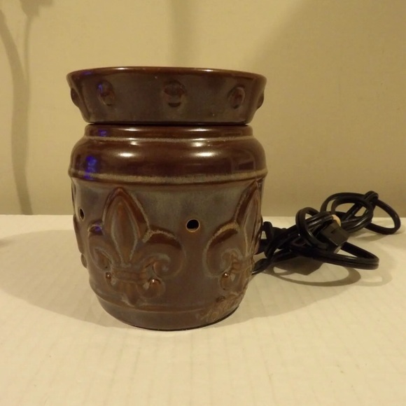 Scentsy Chateau Mid-Size Warmer With Bulb (tested) Retired Fleur De Lis Design - Picture 3 of 8
